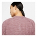 Moteriški marškinėliai ilgomis rankovėmis Nike Pacer Lašišos raudonumo spalva