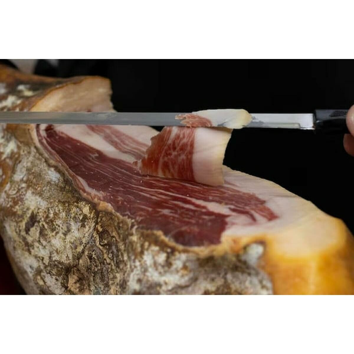 Grain-Fed Ham Shoulder Linaje Negro 5 kg Bottle of red wine 750 ml x 2 Monte Real